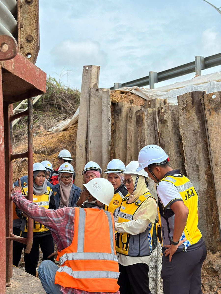 PIPC_JKR's tweet photo. 30 Dis 2025 | Pengujian Statnamic Pile bagi Projek Directional Ramp SDE berjalan lancar. Turut hadir Pengarah PIPC&amp; PPKJ, Ir. Rozita. Kehadiran beliau mencerminkan komitmen padu pihak pengurusan JKR Malaysia demi kejayaan projek.
#SDE #DirectionalRamp #StatnamicPile #JKR #PIPC https://t.co/hP2sYrjHbB