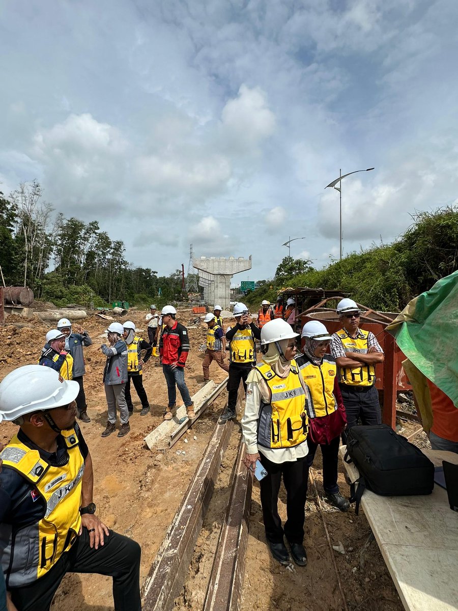 PIPC_JKR's tweet photo. 30 Dis 2025 | Pengujian Statnamic Pile bagi Projek Directional Ramp SDE berjalan lancar. Turut hadir Pengarah PIPC&amp; PPKJ, Ir. Rozita. Kehadiran beliau mencerminkan komitmen padu pihak pengurusan JKR Malaysia demi kejayaan projek.
#SDE #DirectionalRamp #StatnamicPile #JKR #PIPC https://t.co/hP2sYrjHbB