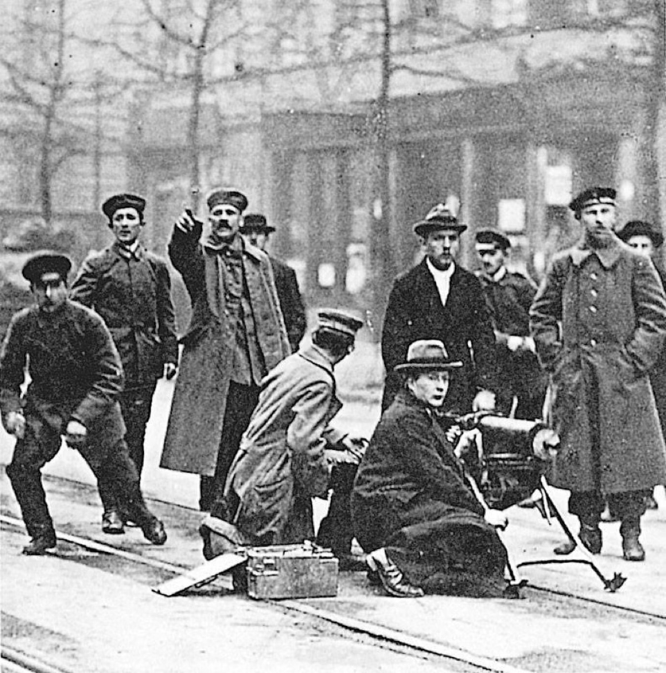 ANPIRomaPosti's tweet image. Il #5gennaio 1919 a #Berlino scoppiò la #RivoltaSpartachista contro il neo costituito governo della Repubblica di #Weimar.La rivolta fu improvvisata e su piccola scala e venne rapidamente schiacciata dalla superiore potenza di fuoco delle truppe governative e dei #Freikorps.