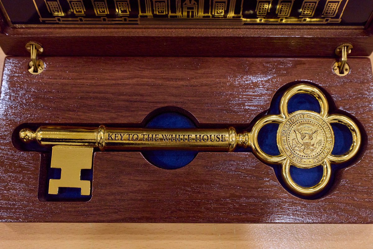 이게 혹시 백악관 열쇠일까요? 다음에 방문했을 때 자리에 안 계시면 이 열쇠로 문을 열고 들어가도 될런지 ㅎㅎ 

소통의 의지가 듬뿍 담긴 황금열쇠가 열어줄 더욱 굳건한 한미동맹을 기원합니다. 변함없는 우정과 깊은 신뢰에 늘 감사드립니다.

<a href="/POTUS/">President Donald J. Trump</a> Could this perhaps be the key to the White