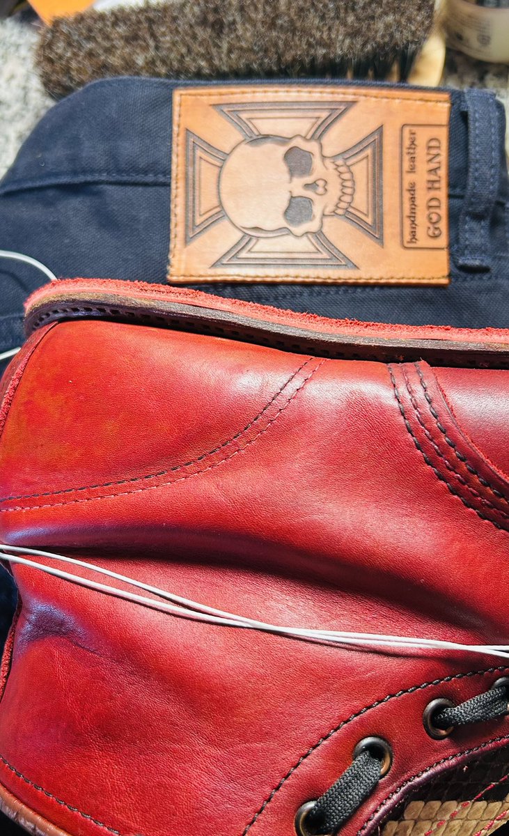 SLAN331's tweet image. ツイストパンツ裾上げ&amp;amp;パッチ付け✨
レイドウィングオールソール、ミッドソールを2枚にして穴あけ👏
年末からお正月🎍手縫い地獄😂