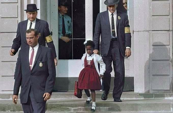 outsidersesp's tweet photo. A la izquierda, Ruby Bridges, primera niña negra en ir a una escuela mixta en EEUU. ⁠Tuvo que huir escoltada por la policia federal entre amenazas. 1960.  

A la derecha, Universidad Patrice Lumumba en la URSS donde estudiaron miles de africanos con todos los gastos pagados. 1960.