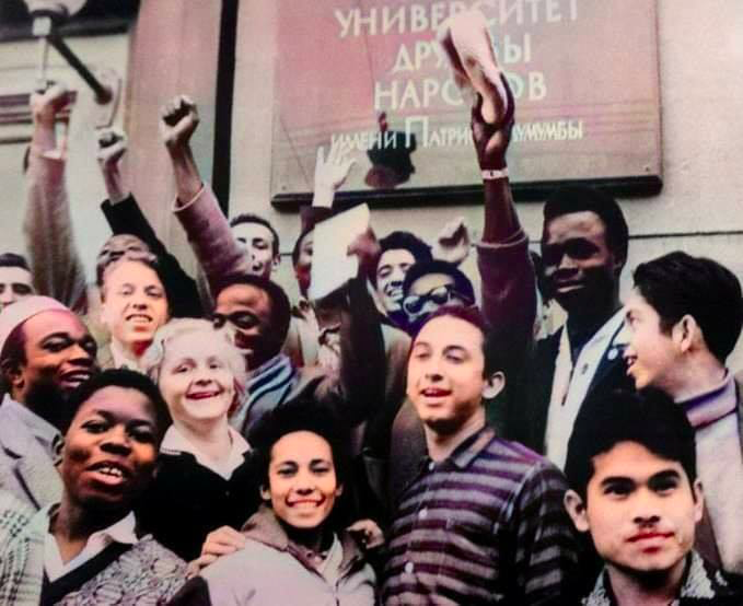 A la izquierda, Ruby Bridges, primera niña negra en ir a una escuela mixta en EEUU. ⁠Tuvo que huir escoltada por la policia federal entre amenazas. 1960.  

A la derecha, Universidad Patrice Lumumba en la URSS donde estudiaron miles de africanos con todos los gastos pagados.