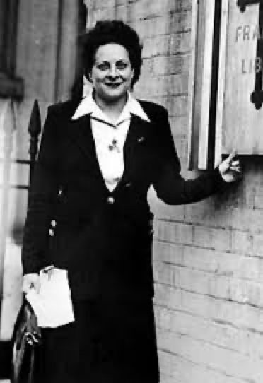 ANPIRomaPosti's tweet photo. #ÉmilienneMoreau,già eroina durante la #GrandeGuerra e poi combattente della #Resistenza Francese, fu una delle sei donne ad essere diventata "Compagna della Liberazione". Decorata nell'agosto del 1945 a #Bethune direttamente dal generale #DeGaulle,morì a #Lens il #5gennaio 1971. https://t.co/UwWqQ9HOMi