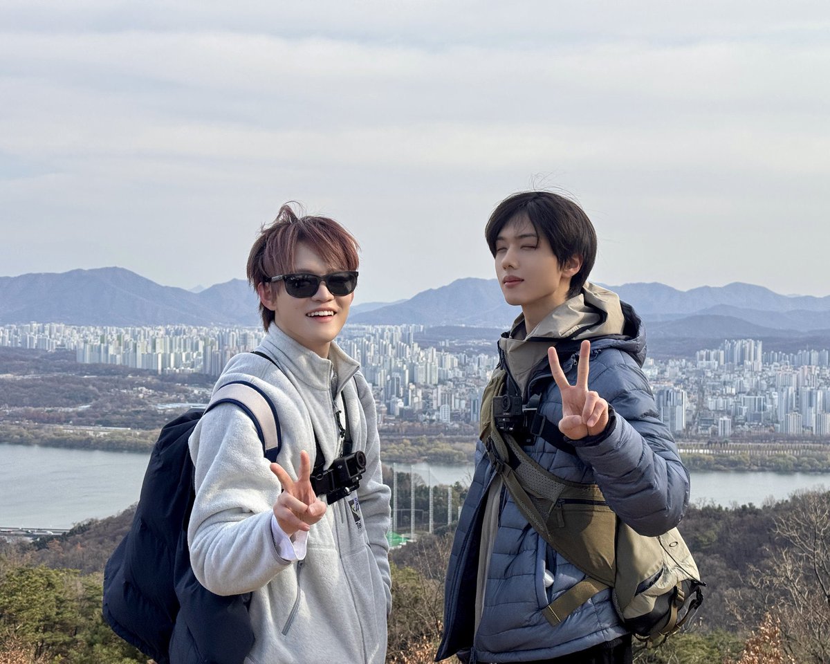 lele_jiejie's tweet image. chenle wearing shades and jisung not being able to open his eyes in both photos 🥹

aaaah pls always stay the same chenji 🥹🫶