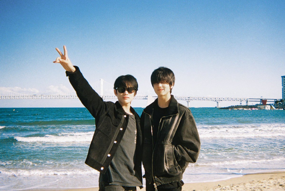 lele_jiejie's tweet image. chenle wearing shades and jisung not being able to open his eyes in both photos 🥹

aaaah pls always stay the same chenji 🥹🫶