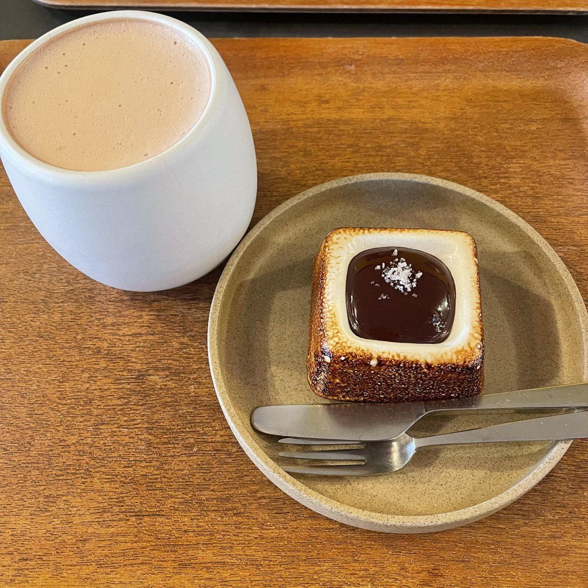 X6Th6's tweet photo. #ダンデライオンチョコレートファクトリー
蔵前にあるチョコレート専門店です。
スモアが食べたくて行ってきました。１階がファクトリー、2階がカフェになってます。
スモア以外にもチョコレートケーキやクッキーもあります。あとホットチョコレートも絶品でした♡チョコレート好きはぜひ！ https://t.co/T6s6KdMcsZ