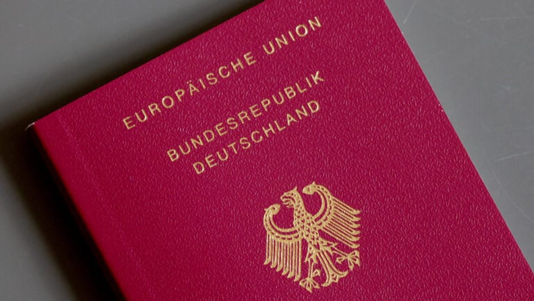 SylviaPantel's tweet photo. Staatsbürgerschaft im Turbo-Modus: Düsseldorf bricht Rekord. Integration? Fehlanzeige!

Nach der Ampel-Reform der Staatsangehörigkeit erlebt Düsseldorf einen Einbürgerungsrekord und die Verantwortlichen feiern das als Erfolg. 5810 neue Pässe in nur zehn Monaten, vor allem für Menschen aus Syrien, Irak, Türkei, Iran, Russland und der Ukraine. Was als Fortschritt verkauft wird, ist in Wahrheit das Ergebnis einer politisch gewollten Entwertung der Staatsbürgerschaft: Wartezeiten radikal verkürzt, Anforderungen gesenkt, Verfahren durchdigitalisiert, bis hin zu „Einbürgerung per Klick“ wie in Berlin, wo Sprachtests und Identitätsprüfungen teils faktisch ausgehebelt werden. Das ist nicht moderne Verwaltung, das ist die Aushöhlung eines der wichtigsten Rechte, die ein Staat vergeben kann.

Staatsbürgerschaft ist kein Massenprodukt und kein integrationspolitisches PR-Instrument, sondern der Abschluss eines gelungenen, nachweisbaren Integrationsprozesses. Wer die Hürden systematisch senkt, entwertet nicht nur den Pass, sondern verspielt Vertrauen in Rechtsstaat und Demokratie. Wenn eine Stadtverwaltung stolz Rekordzahlen meldet, aber kein Wort darüber verliert, wie nachhaltig Sprache, Wertebindung, Rechts- und Arbeitsmarktintegration gesichert werden, zeigt sich das eigentliche Problem: Die Menge zählt, die Qualität gerät zur Nebensache. So erzeugt Politik bewusst neue Bruchlinien und wundert sich später über Polarisierung und Vertrauensverlust.

Statt Rekorden braucht es eine Kehrtwende: klare, überprüfbare Integrationsleistungen, konsequente Identitätsprüfung, verbindliche Sprachstandards und längere Mindestaufenthaltszeiten, ehe ein Pass ausgestellt wird. Die jüngst wieder leicht verschärften Regeln gehen in die richtige Richtung, bleiben aber halbherzig, solange Kommunen weiter im Rekordmodus denken. Wer deutsche Staatsbürgerschaft will, soll sie erreichen können: aber durch Leistung, Bindung und Loyalität, nicht als Nebenprodukt einer ideologisch getriebenen Migrationspolitik.

https://t.co/VJGeqwNPQr