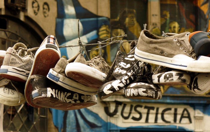 tponceeepr's tweet photo. Te vas sin zapatillas pero no te vas solo! 
La musica no mata, la corrupcion si. No olvidar siempre resistir hoy mas que nunca. https://t.co/M8VirqOAxl