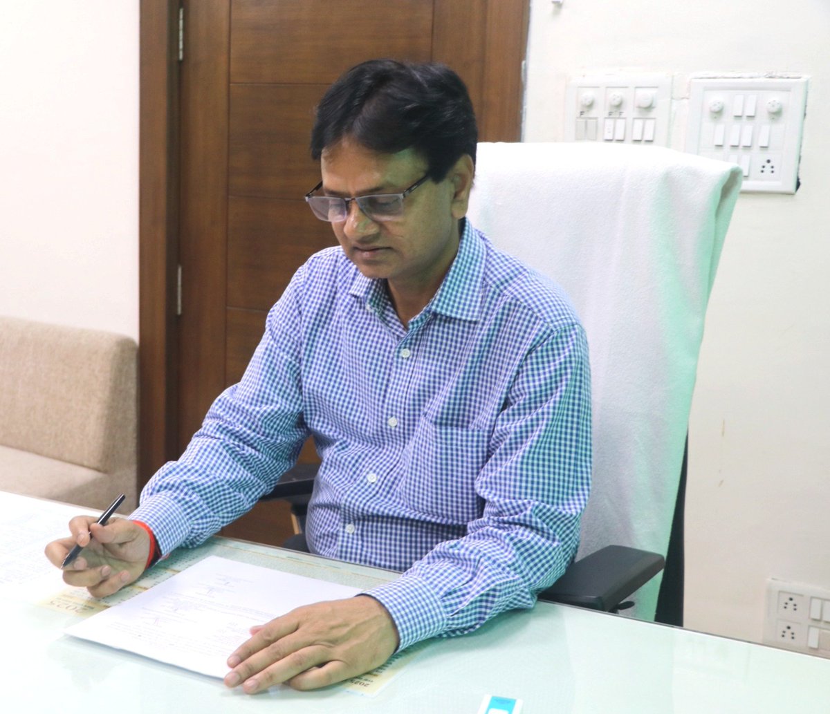 चम्बल संभागीय मुख्यालय पर मंगलवार को आयुक्त श्री सुरेश कुमार द्वारा चम्बल भवन में जनसुनवाई आयोजित की गई। जनसुनवाई के दौरान कुल 32 आवेदकों ने अपनी विभिन्न समस्याएँ प्रस्तुत कीं, जिन्हें आयुक्त द्वारा गंभीरता एवं संवेदनशीलता के साथ सुना गया।
-
facebook.com/commissionerch…
-
#Morena