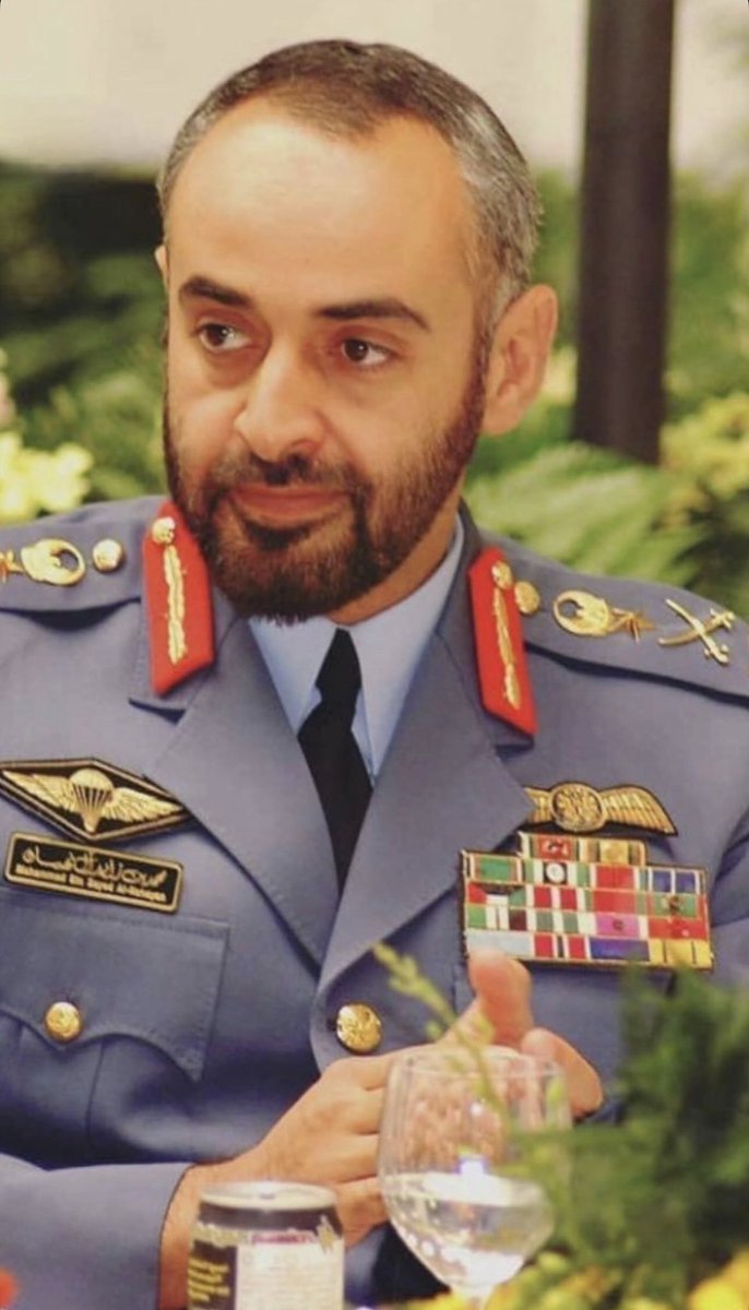 لم يأتِ من كواليس القصور، بل من ميادين المسؤولية.
عرف السلاح قبل الكرسي، والقرار قبل المجد.

لم يحكم بعقل لاعبٍ خلف شاشة، بل بعين قائدٍ يعرف ثمن الخطأ، وحدود القوة، وقيمة الجوار.

فأدار الدولة بعقلٍ يعي ثمن الدم، ويحفظ العلاقات، ويزن القيم بميزان الحكمة.

محمد بن زايد… القائد