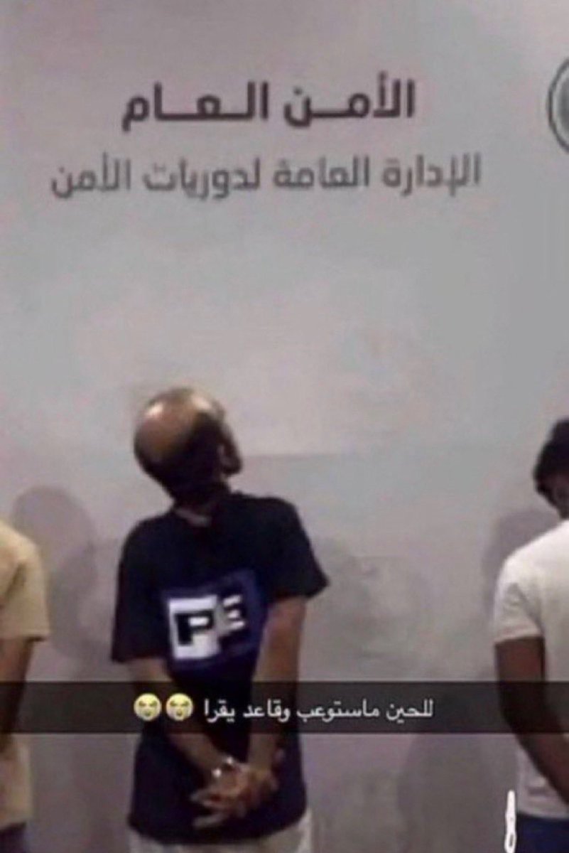 محمد بن زايد وهو يقرأ البيان