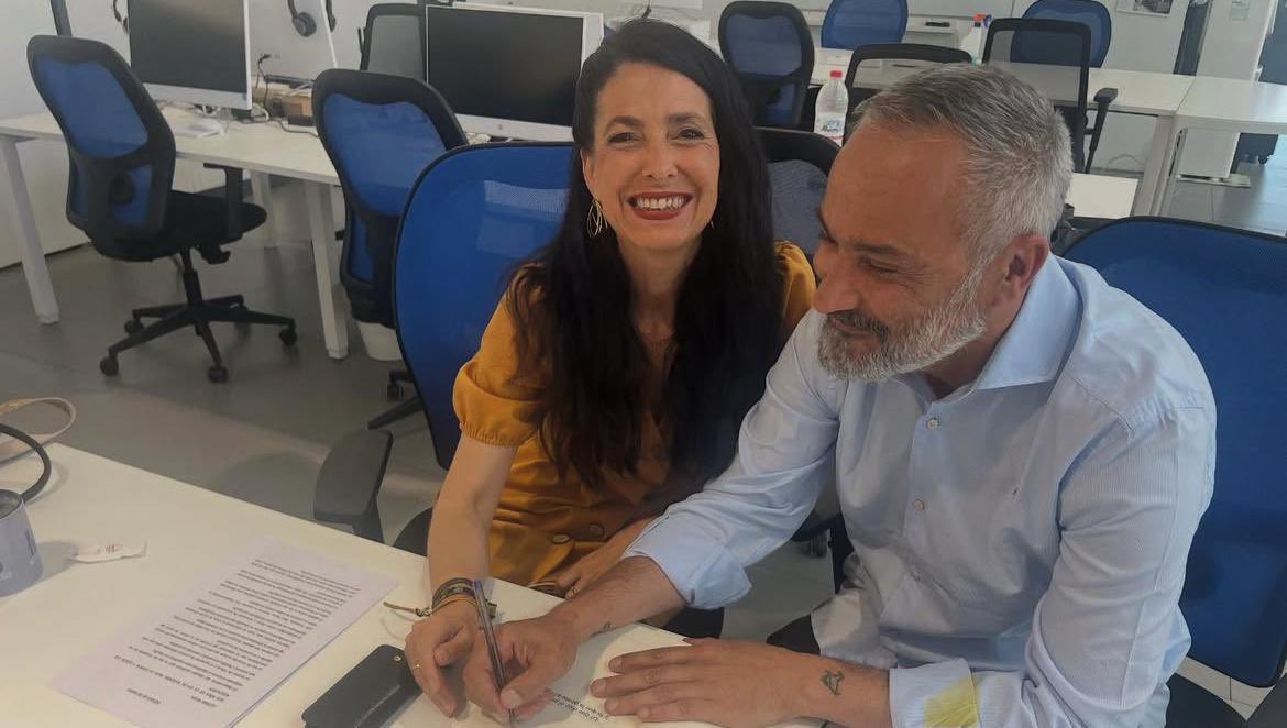 SoniaCrespoR's tweet image. Lectura megarecomendable para los que nos movemos en el apasionante mundo del Periodismo Político. 👉 Lo que dice el político y lo que la gente entiende 📕de Santi Martínez-Vares @RebelliousWord . (Yo tengo la suerte de tenerlo dedicado 😉)