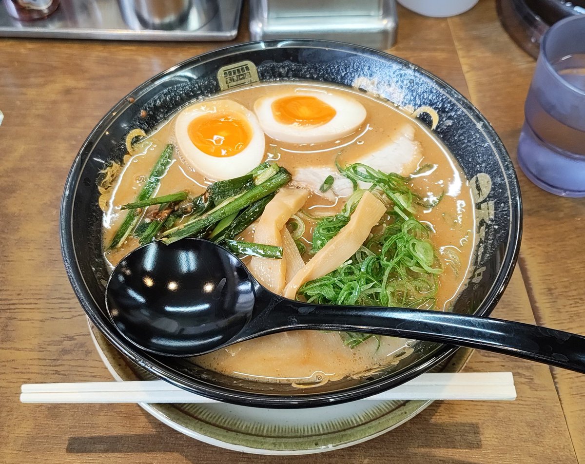 天一初め(今年行って無かった)。そして初めて食べました味噌󠄀ラーメン。
こってりに味噌󠄀混ぜた(辛味噌みたいに唐辛子は入ってない)感じで、塩っぱめだけどなかなか美味い。ニラが似合ってます。
これ塩っぱいから麺多めが良さげなのに、なぜか並しかないんだよなー。何故…