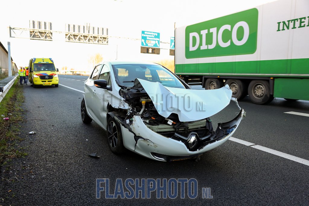 Aanrijding tussen auto en vrachtwagen in Vlaardingen