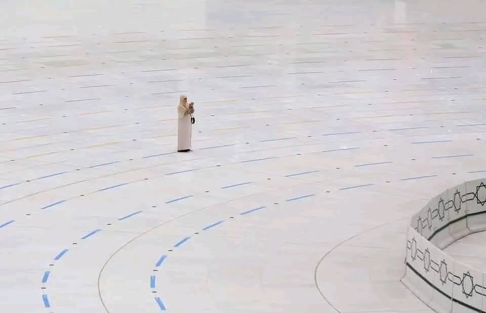 هكذا يرى اللهُ كل داعٍ .. كأنه في الكون وحده.