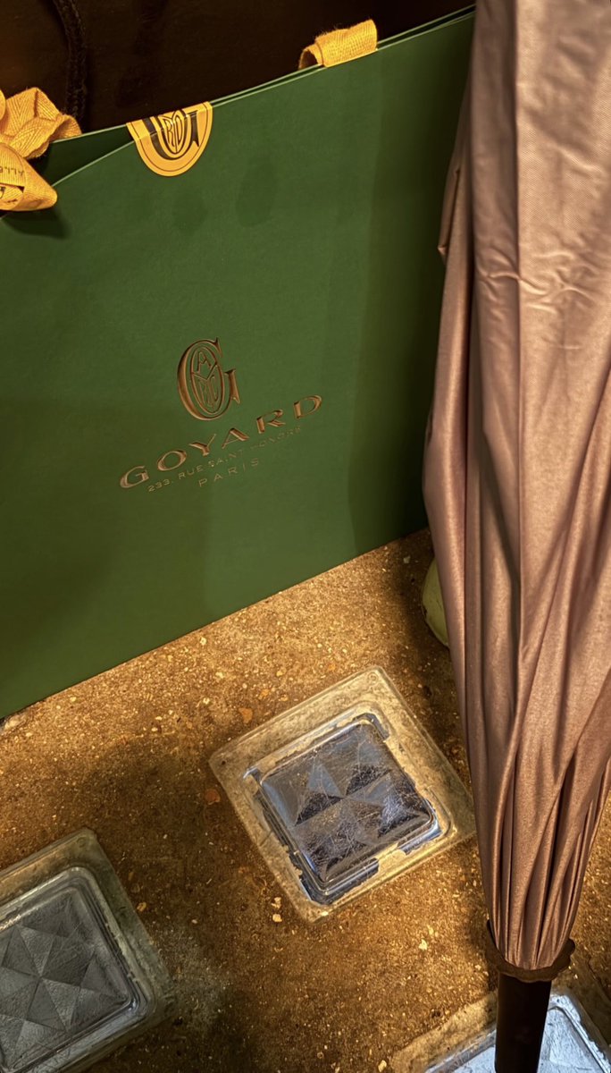 gasaq__'s tweet image. احبك .. ولا فكرت في يوم من الايام
يجي يوم من الايام ماعاد احبك فيه