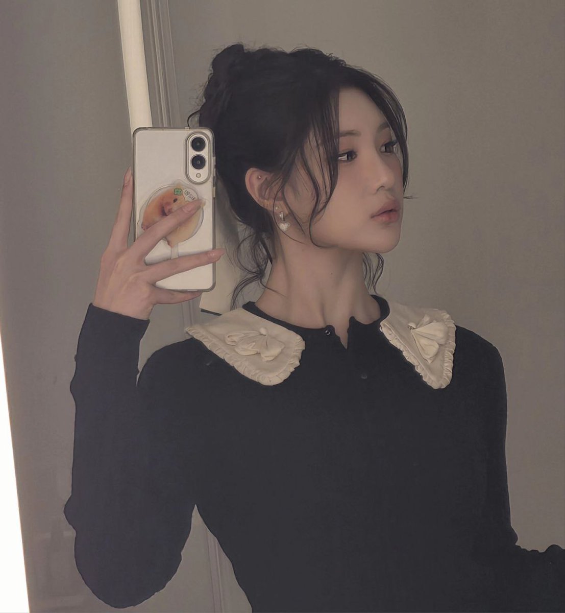juuncim's tweet image. ⓘ🪞..{+Juun_The_Dollest.txt ✿} “Mirror, I know who’s as cutesy as that princess!”₊ ⊹ I’m obsessed with hair buns, but this time I curled them a bit *pout*. It suits me, makes me cuter and prettier! .ᨳ🥿