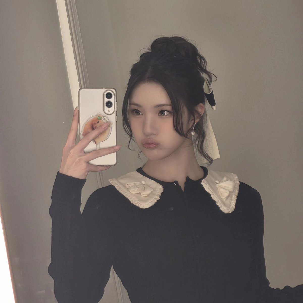 juuncim's tweet image. ⓘ🪞..{+Juun_The_Dollest.txt ✿} “Mirror, I know who’s as cutesy as that princess!”₊ ⊹ I’m obsessed with hair buns, but this time I curled them a bit *pout*. It suits me, makes me cuter and prettier! .ᨳ🥿