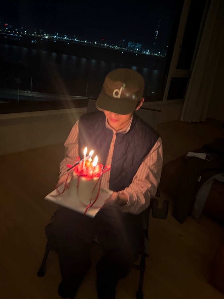 Vlooming_TH's tweet photo. 우리 태형이 축하도 사랑도 듬뿍💜 https://t.co/CDPmQpeAHV