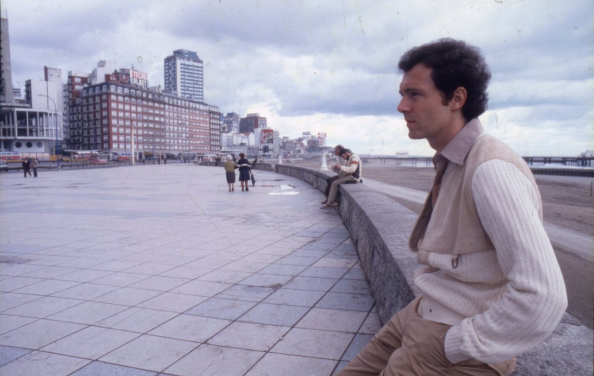 Beckenbauer en La Feliz pensando si a la noche le juega a la primera o a la segunda docena.