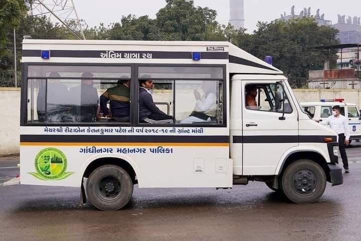 बड़े साधारण से दिखने वाले चित्र में यदि आप 
Zoom कर के देखिये कि एक साधारण शव-वाहन में विश्व के सबसे शक्तिशाली व्यक्ति एक आम आदमी की तरंह अपनी माँ के शव के साथ श्मशान भूमि जा रहे हैं । 

ये होता है आम आदमी । यही व्यवहार इस महामानव को असाधारण और महान बनाता है