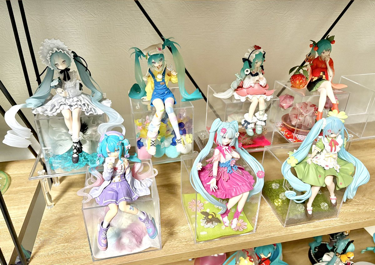 This is such a cute way to display Miku noodle stoppers! 🩵