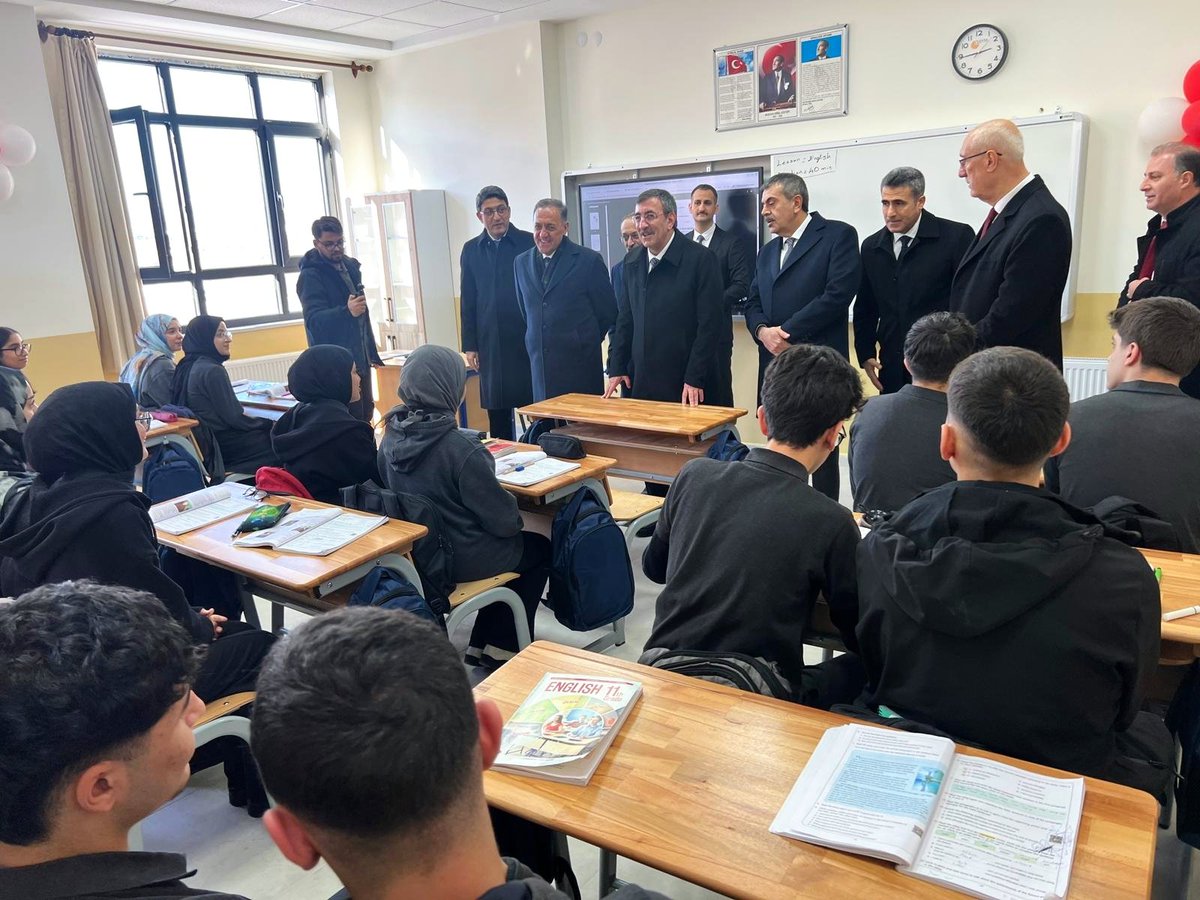 📍 Yunus Emre Anadolu Lisesi

Cumhurbaşkanı Yardımcımız Sayın Dr. Cevdet Yılmaz ve Millî Eğitim Bakanımız Sayın Prof. Dr. Yusuf Tekin’in teşrifleriyle Yunus Emre Anadolu Lisesi’nin açılışını gerçekleştirdik.

Açılış töreninin ardından okulumuzu gezerek öğretmenlerimiz ve