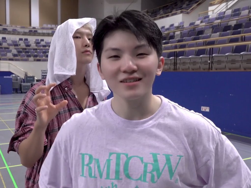 howoosol's tweet photo. he's right behind me, isn't he? https://t.co/hOvI7taKxx
