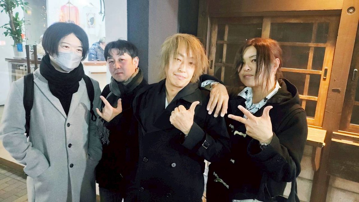 HAJIME17388932's tweet photo. 夕べは飲み納めでしたが今夜からシゴトです。私には仕事納めというものはありませぬ😔普段と変わらず五日間ガムバります✋
皆様方も良いお年を(ゝω・)
#LUNASEAコピーバンド https://t.co/MVju1t6tCs