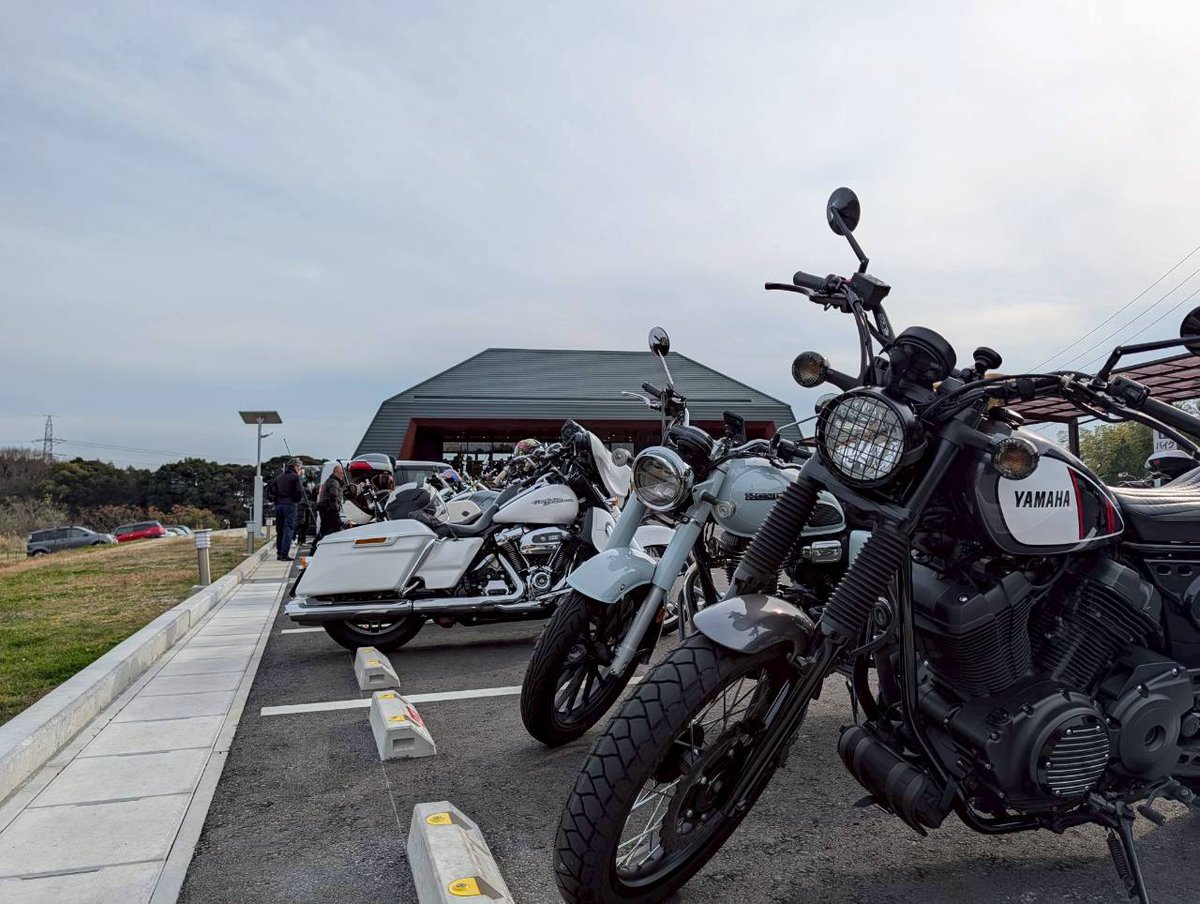 uiuiaaei's tweet photo. SCRくんとGBちゃんの乗り納め。
バイクの森に行ってみたら隣に停まったバイクは知り合いハーレー乗りご夫婦でした✨
ご挨拶できて良かった🍀
帰りにクレープ食べて無事帰宅。
良いお年を〜

#GB350C
#SCR950 https://t.co/AgXfSvfnbR