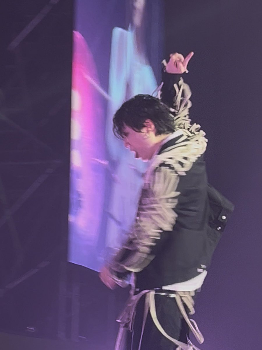 사람 노래 부르는 앞에서 등지고 앉고 핸드폰 하고 앞까지 걸어나와서 부러 호응 유도를 해도 본 척도 안 하는 그런 매너는 보이지 마세요 제발요