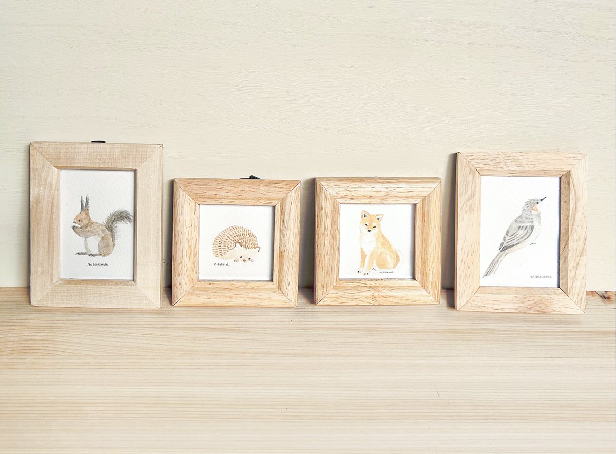 いつもお世話になってる<a href="/shiba373/">しばさな🌿イラストレーター</a> さんのミニチュア額。年末の大掃除でお部屋が少し片付いてきたので、飾ってみたら想像以上にかわいくて
見ているだけで癒されます〜♡