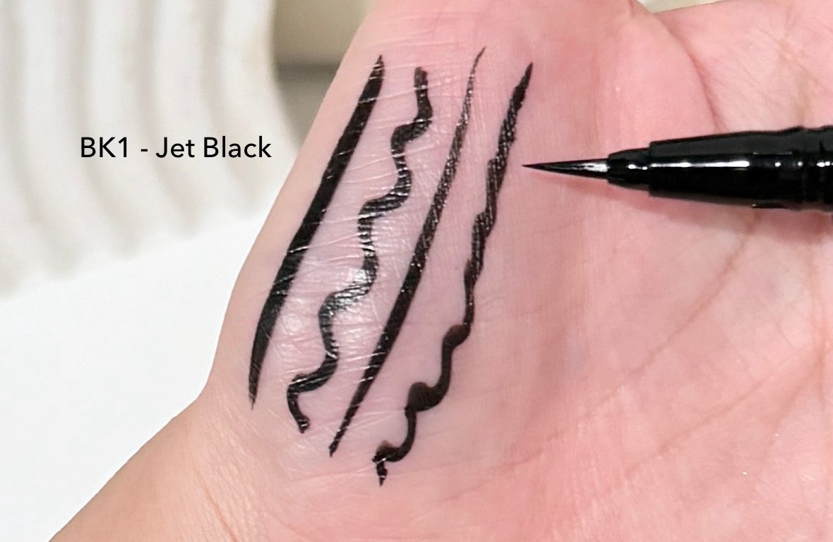 ttarntalzonel's tweet image. มือสั่นง่ายกรีดตาไม่ค่อยเก่งมาทางนี้ KATE SUPER SHARP LINER EX 4.0 อายไลเนอร์พู่กันลิขวิดที่เขียนง่ายขึ้นจริง ปลายพู่กันถูกปรับใหม่ให้สั้น คุมมือได้ดีมาก เส้นเรียว คมชัด มือใหม่ก็ลากเส้นได้สวยเลย อันนี้เราใช้สีดำ BK1 Jet Black สีชัดเข้มมากๆแถมยังกันน้ำ กันเหงื่อ กันน้ำตาด้วย…