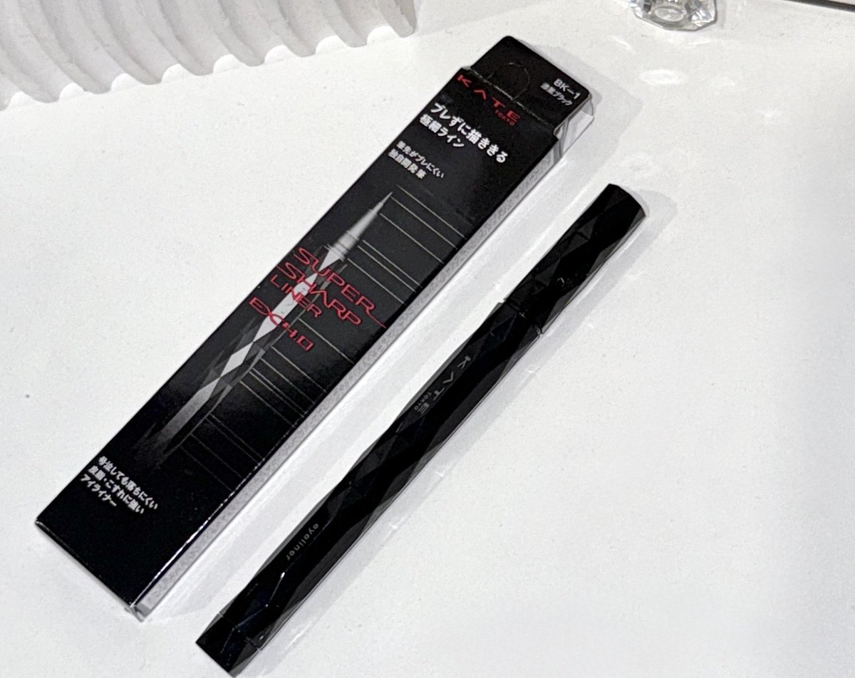 ttarntalzonel's tweet image. มือสั่นง่ายกรีดตาไม่ค่อยเก่งมาทางนี้ KATE SUPER SHARP LINER EX 4.0 อายไลเนอร์พู่กันลิขวิดที่เขียนง่ายขึ้นจริง ปลายพู่กันถูกปรับใหม่ให้สั้น คุมมือได้ดีมาก เส้นเรียว คมชัด มือใหม่ก็ลากเส้นได้สวยเลย อันนี้เราใช้สีดำ BK1 Jet Black สีชัดเข้มมากๆแถมยังกันน้ำ กันเหงื่อ กันน้ำตาด้วย…