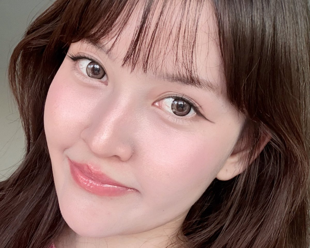 ttarntalzonel's tweet image. มือสั่นง่ายกรีดตาไม่ค่อยเก่งมาทางนี้ KATE SUPER SHARP LINER EX 4.0 อายไลเนอร์พู่กันลิขวิดที่เขียนง่ายขึ้นจริง ปลายพู่กันถูกปรับใหม่ให้สั้น คุมมือได้ดีมาก เส้นเรียว คมชัด มือใหม่ก็ลากเส้นได้สวยเลย อันนี้เราใช้สีดำ BK1 Jet Black สีชัดเข้มมากๆแถมยังกันน้ำ กันเหงื่อ กันน้ำตาด้วย…