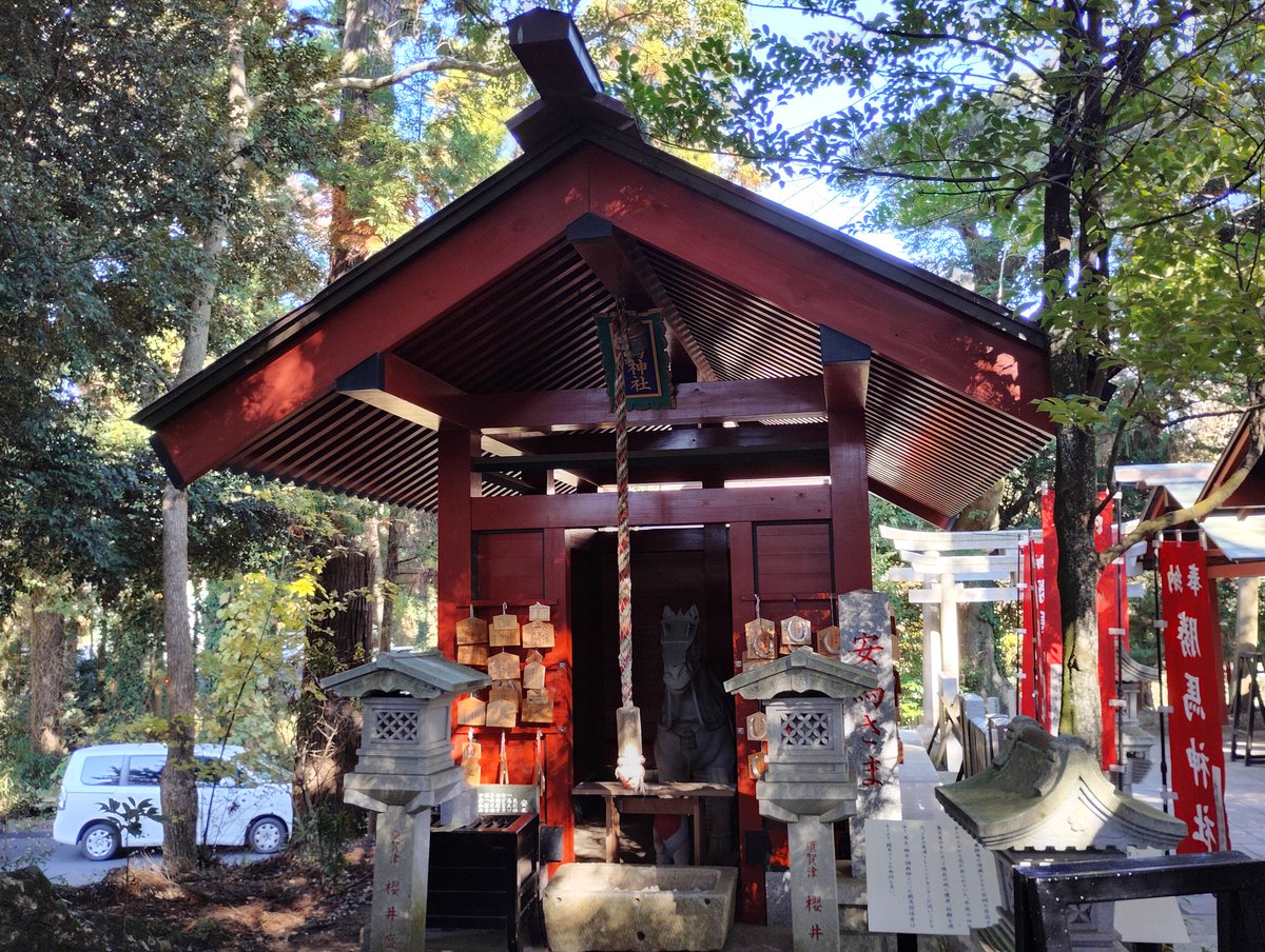 fw5429's tweet photo. 大杉神社
稲敷市にある大杉神社は茨城の東照宮とも言われその豪華な社殿で有名です。厄除け夢叶え等のご利益があります。来年は午年ですが境内にある勝馬神社は参拝客が増えそうです。有馬記念が当たるように願いました🎯🐎鳥居前の和菓子屋の山芋胡麻まんじゅうがとても美味でした。
＃稲敷　＃御朱印 https://t.co/fwcCEZ7x6C