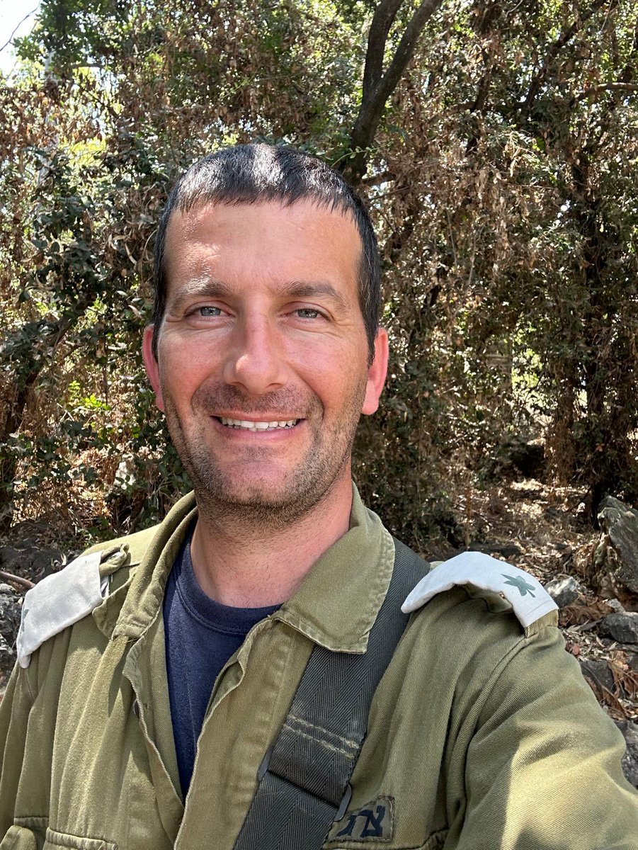 יום הקדיש הכללי, עשרה בטבת.
אני יהודה אהוד, נקרא על שם אח של סבי שנרצח באושוויץ.יש משהו מצמרר בלהיות בצו 8, במדים דווקא ביום הזה.הם עמדו חסרי אונים ואנחנו עומדים ב״ה עם מדינה וצבא חזקים. החיוך אמנם מתמונה מתחילת המלחמה אבל זה לא משנה את העובדה שאנחנו כאן וזוכרים. עם ישראל חי 🇮🇱