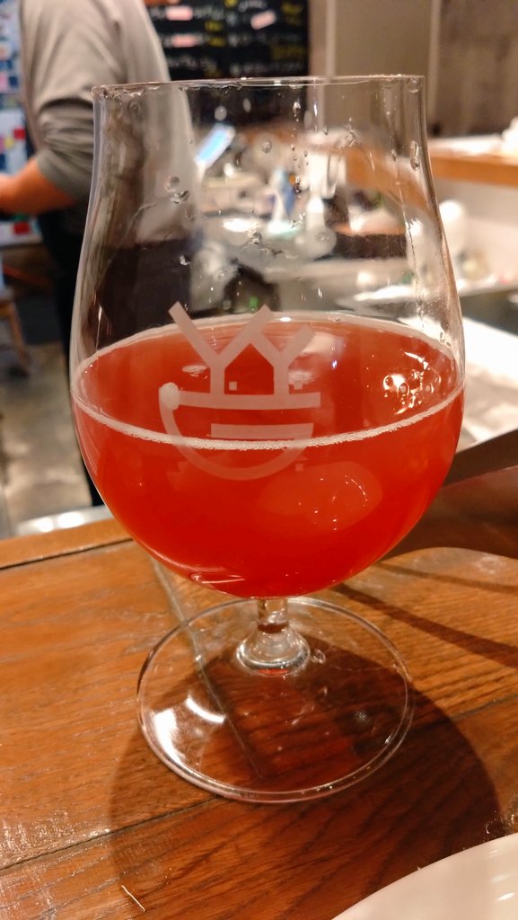 Y.Y.G. Brewery「Velvet Punch」(Fruits Ale_5.0%)
クランベリー、ラズベリーな甘酸っぱさにシナモン、クローブみゴンとスパイス効かせたあとくち良き、クリスマスビールな装い。うまぁ♪