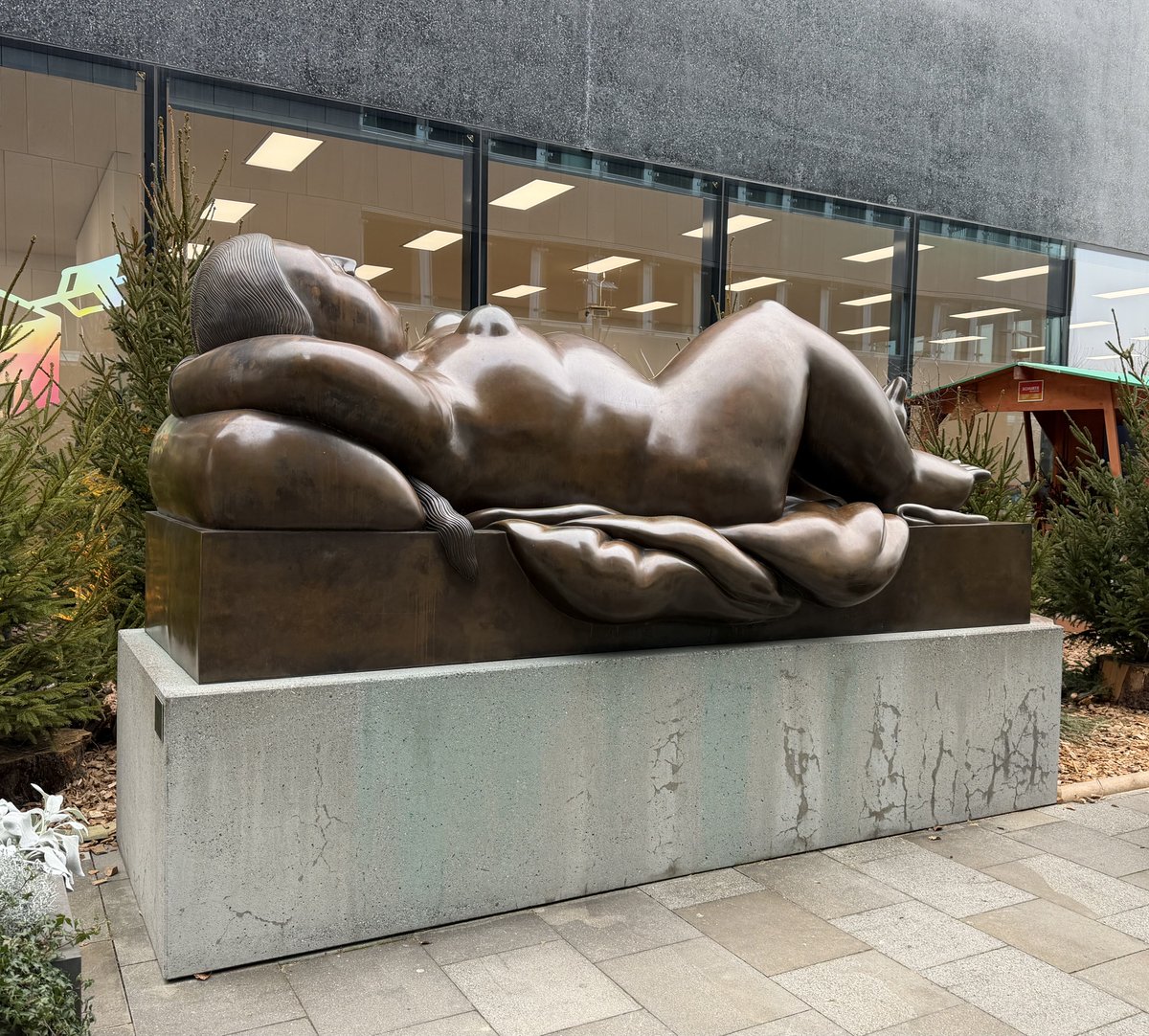 V_B_writes's tweet image. Proof that in art, volume is not a flaw - it’s a statement. 🙌
Botero understood that space can be occupied boldly. 😬

#art #vaduz #artworld #ContemporaryArt #Liechtenstein #VisualCulture