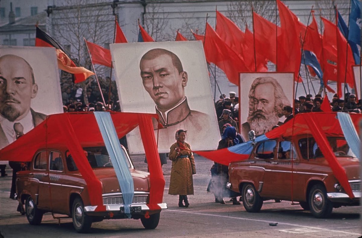 Октябрийн баярын жагсаал (1961 он)

Зурагчин: Ховард Сочурек
Эх сурвалж: LIFE сэтгүүл ©1961

Citizens march carrying portraits of Vladimir Lenin, Damdiny Sükhbaatar, and Karl Marx,1961

Photographer: Howard Sochurek
Source: LIFE magazine ©1961