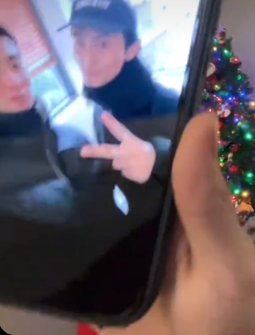 127 단체 모임 하고 나서 재현이가 밥 먹자고 해서 가고 싶던 식당 가서 마크랑 단둘이 밥 먹었대