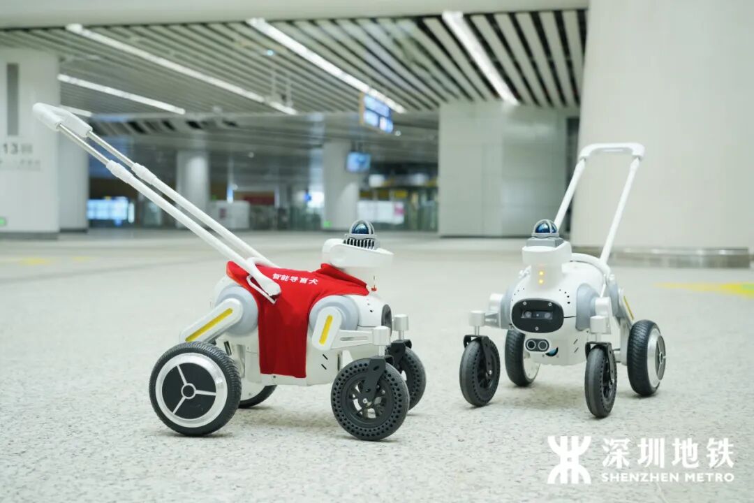 DailyBeijing's tweet image. 能认路、会避障，智能导盲犬“小蒜”开始试用
World’s first intelligent guide “dog” for rail transit enters service! Shenzhen Metro in #China has launched its first pilot program of #robot guide dog service, assisting #visuallyimpaired passengers in using the metro system.