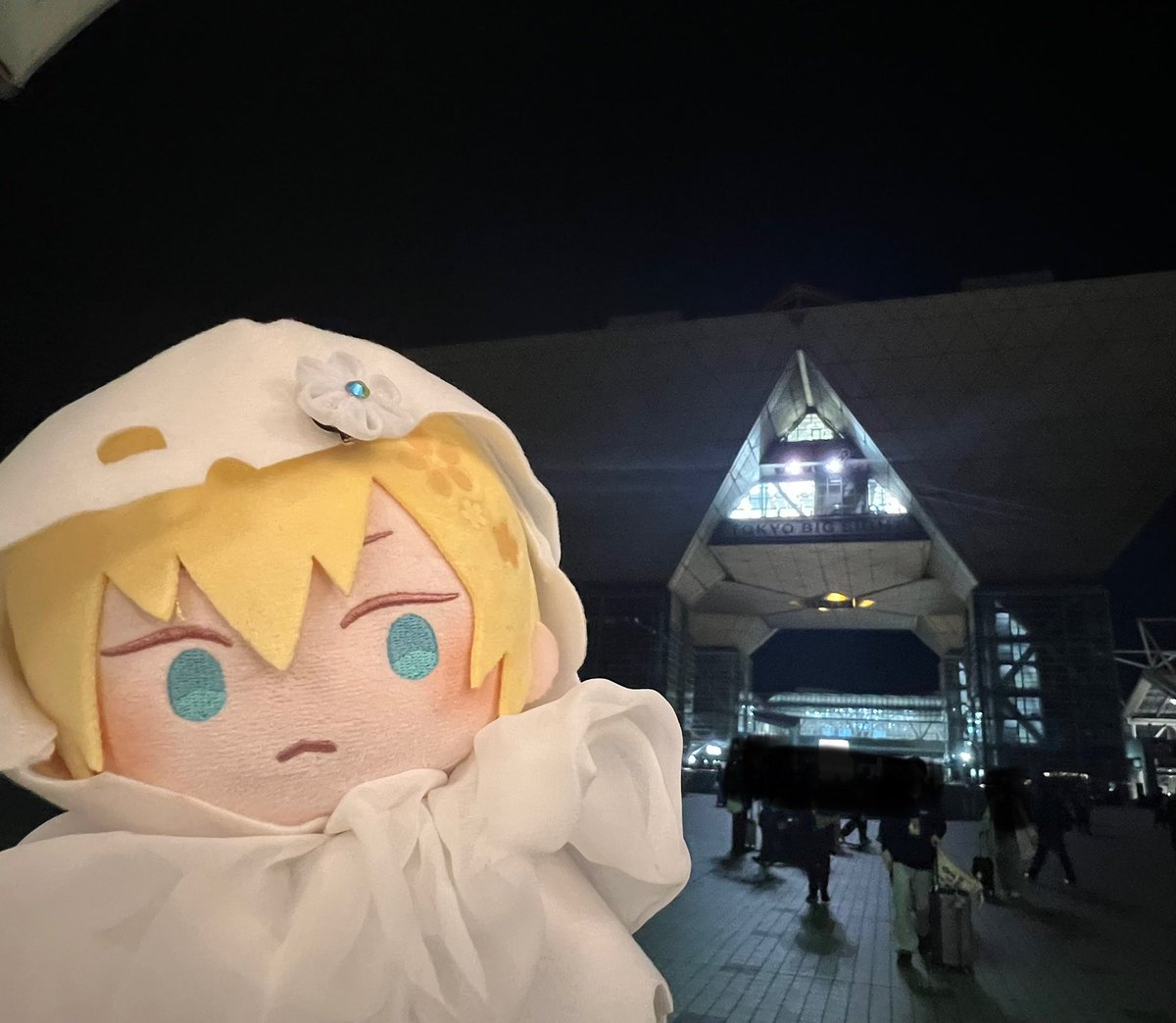LittlePierrette's tweet photo. まんばちゃん、夜のビックサイトだよ
明日はねえさまの手伝いするのよ https://t.co/6UjNUsJU2q