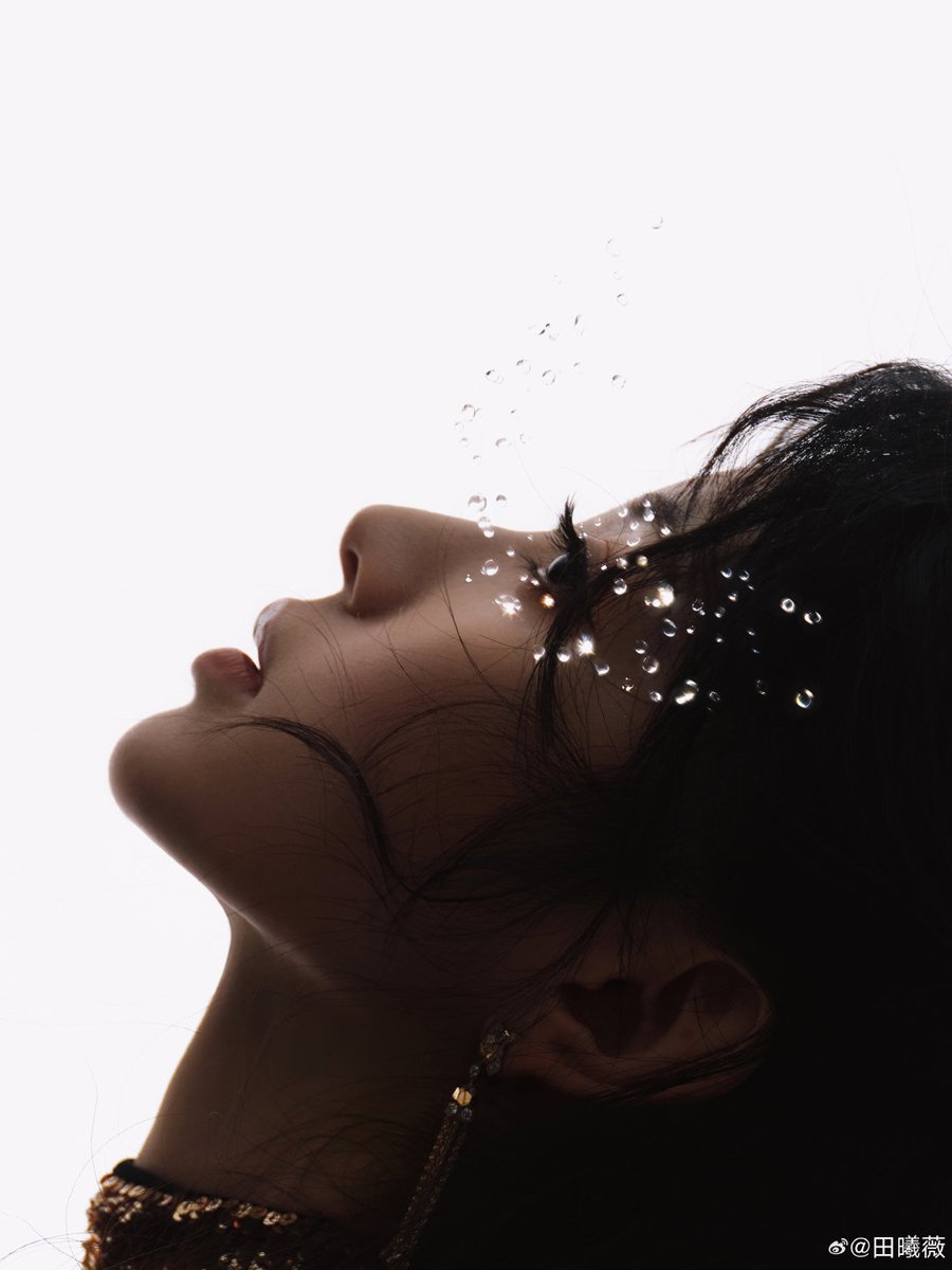 xikwei's tweet photo. Let them chase the glass slipper — I’ll stay here, spinning gold from my laughter and making the pond jealous https://t.co/adugqm7g3T