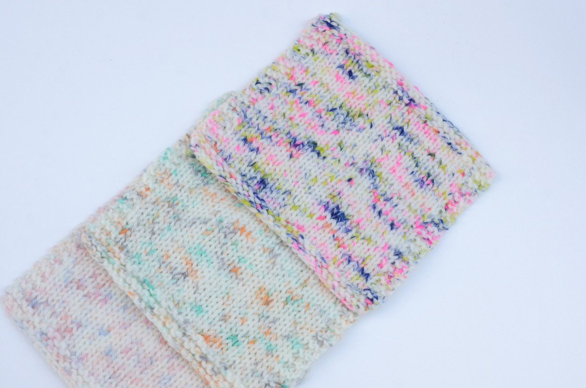 knittingbird_os's tweet photo. 新年初売り🎍
 1/1 お昼12時より、オンラインストアで新作毛糸2種を発売開始します！
 『手染め糸 またね −瞬（またたき）−』 梳毛メリノウール100％／約100g・約400m

人気の 手染め糸またね に、新たな表情が加わりました🙌
 「人の手」と「機械」の両方を駆使する、日本でも稀な染色工場とともに生まれた特別な毛糸です。

本来スペックルに不向きな素材ながら、 高い技術力でニッティングバードらしい繊細な色彩を表現していただきました✨

お色味はなんと3色！

ビビッドな「M1：銀河のパレード」

クリアな「M2：都会のすきまで」

やさしい「M3：見上げた空に」

単色の「またね」や #シルクモヘヤいつも との引き揃えもおすすめです。

※東京店への入荷は 1/14頃予定
 ※オンラインストアの対応・発送は 1/5より順次再開 いたします。

手染め糸「またね -瞬-」梳毛メリノウール100%/かせ 約100g/約400m巻
 https://t.co/96oNim8PCL