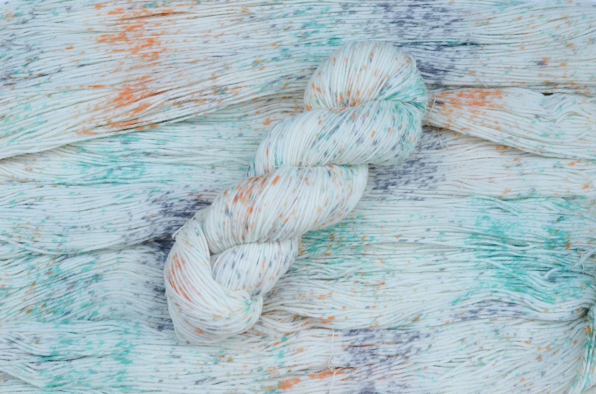 knittingbird_os's tweet photo. 新年初売り🎍
 1/1 お昼12時より、オンラインストアで新作毛糸2種を発売開始します！
 『手染め糸 またね −瞬（またたき）−』 梳毛メリノウール100％／約100g・約400m

人気の 手染め糸またね に、新たな表情が加わりました🙌
 「人の手」と「機械」の両方を駆使する、日本でも稀な染色工場とともに生まれた特別な毛糸です。

本来スペックルに不向きな素材ながら、 高い技術力でニッティングバードらしい繊細な色彩を表現していただきました✨

お色味はなんと3色！

ビビッドな「M1：銀河のパレード」

クリアな「M2：都会のすきまで」

やさしい「M3：見上げた空に」

単色の「またね」や #シルクモヘヤいつも との引き揃えもおすすめです。

※東京店への入荷は 1/14頃予定
 ※オンラインストアの対応・発送は 1/5より順次再開 いたします。

手染め糸「またね -瞬-」梳毛メリノウール100%/かせ 約100g/約400m巻
 https://t.co/96oNim8PCL