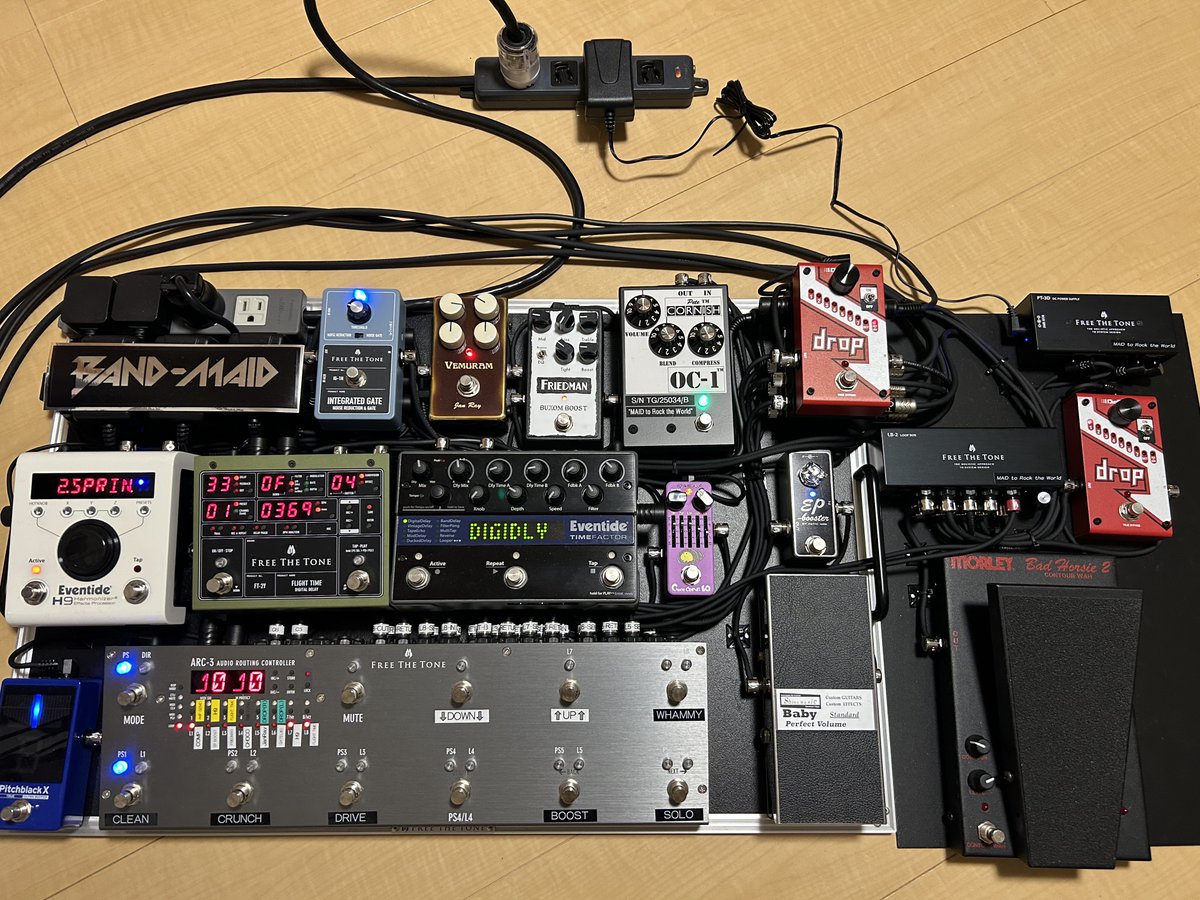 pnuma_5150's tweet photo. 今年もBAND-MAIDからたくさんの活力と刺激をもらいました。多くの人を虜にしながら、世界征服という目標に向かって突き進む5人、本当に尊敬します…!

今年は、憧れのみんちょ様のペダルボード構成を真似して組ませていただきました。
来年はもっとギターの腕を磨きつつ、引き続きBAND-MAID沼にどっぷり浸かっていきます！

#bandmaid #みんちょ #ペダルボード