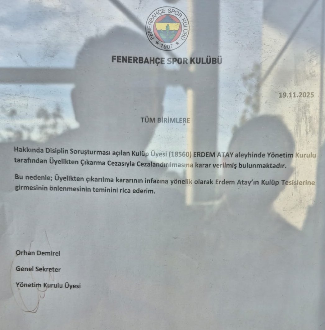 medreyata's tweet image. Fenerbahçe Spor Kulübü binası girişinde Fenerbahçe Kongre Üyeliğinden çıkarılma cezası kararım asılmış, “Erdem Atay’ı tesislere almayın” demişler!

Doğru söyleyin, bu yazıyı kapıya “Ermeni soykırımı vardır” diyenlere ve PKK’ya destek veren sponsorunuz mu astırdı!