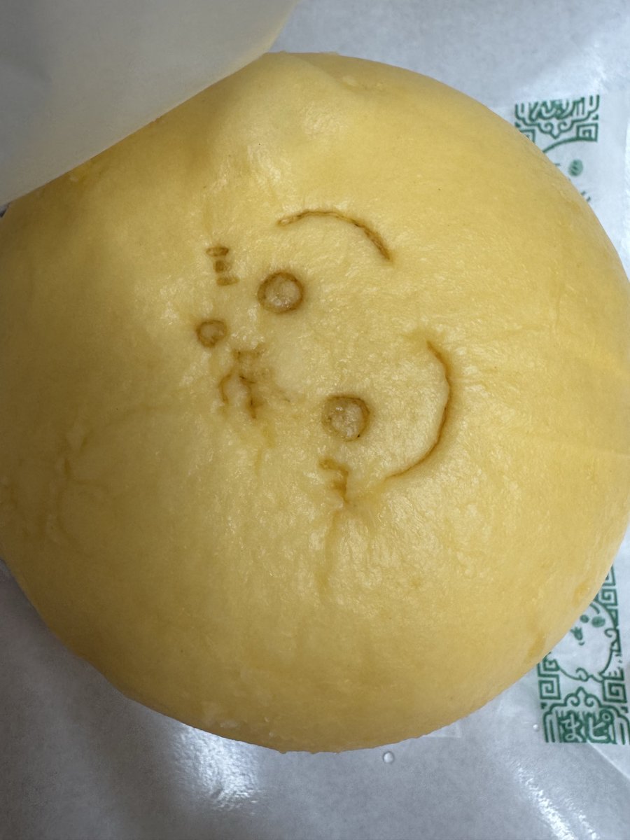 セブンイレブンコラボのちいかわエコバッグが欲しくて近所を探せど見つからず、友達宅の忘年会帰りに寄ったセブンですぐなくなったけど存在していたと店員さんに教えてもらえた😂田舎には入荷ないのか？と思ってたけど瞬殺だったのかもしれない…とりあえず、ピザまん買って帰宅